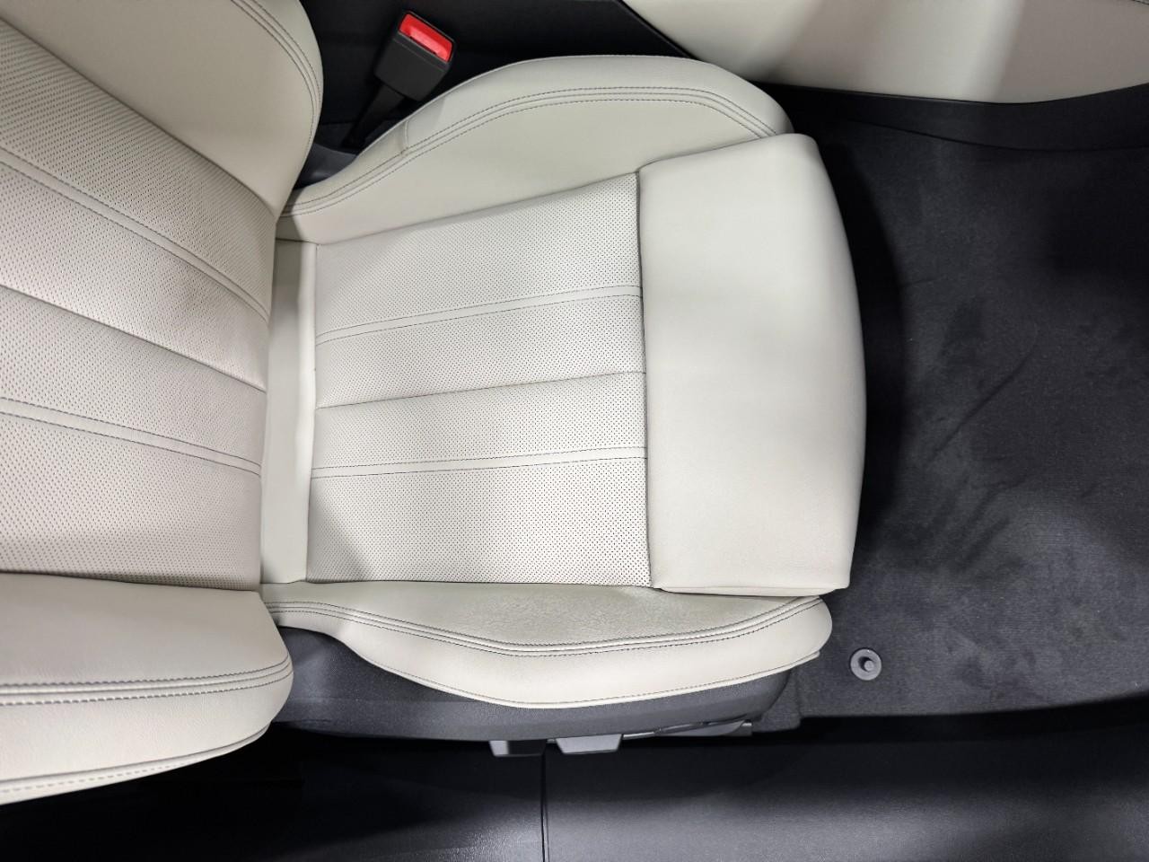 Audi A6 Sedan Vehicle Full-screen Gallery Image 19