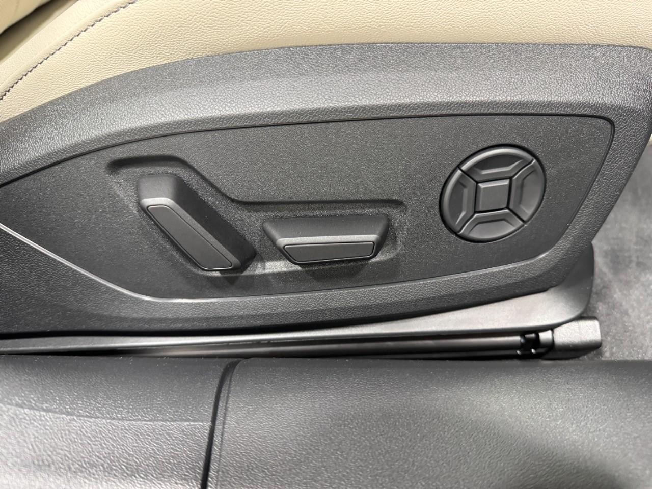 Audi A6 Sedan Vehicle Full-screen Gallery Image 20