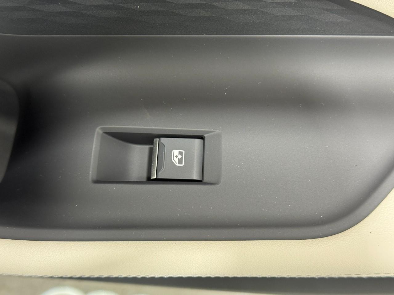 Audi A6 Sedan Vehicle Full-screen Gallery Image 22