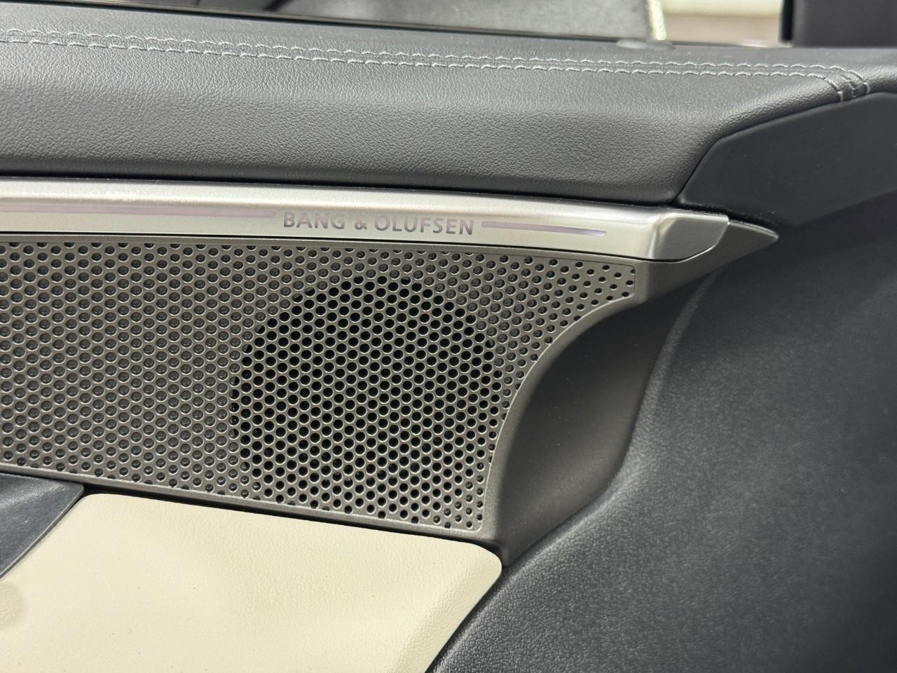 Audi A6 Sedan Vehicle Full-screen Gallery Image 23