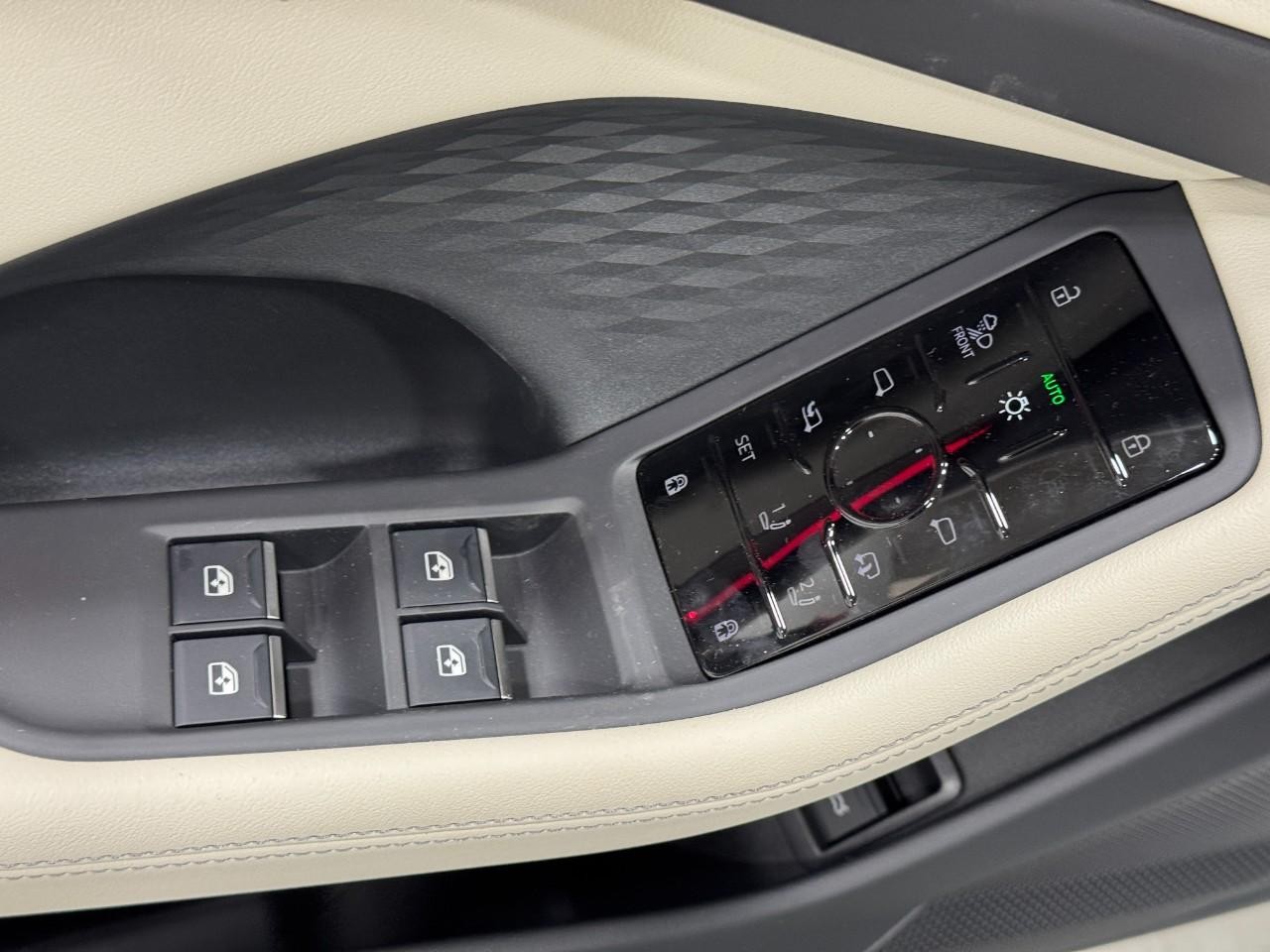 Audi A6 Sedan Vehicle Full-screen Gallery Image 24