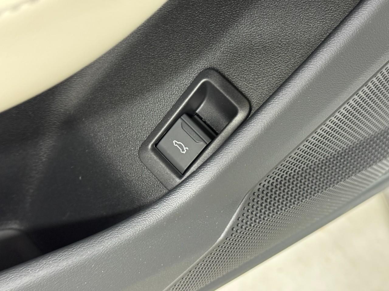 Audi A6 Sedan Vehicle Full-screen Gallery Image 25