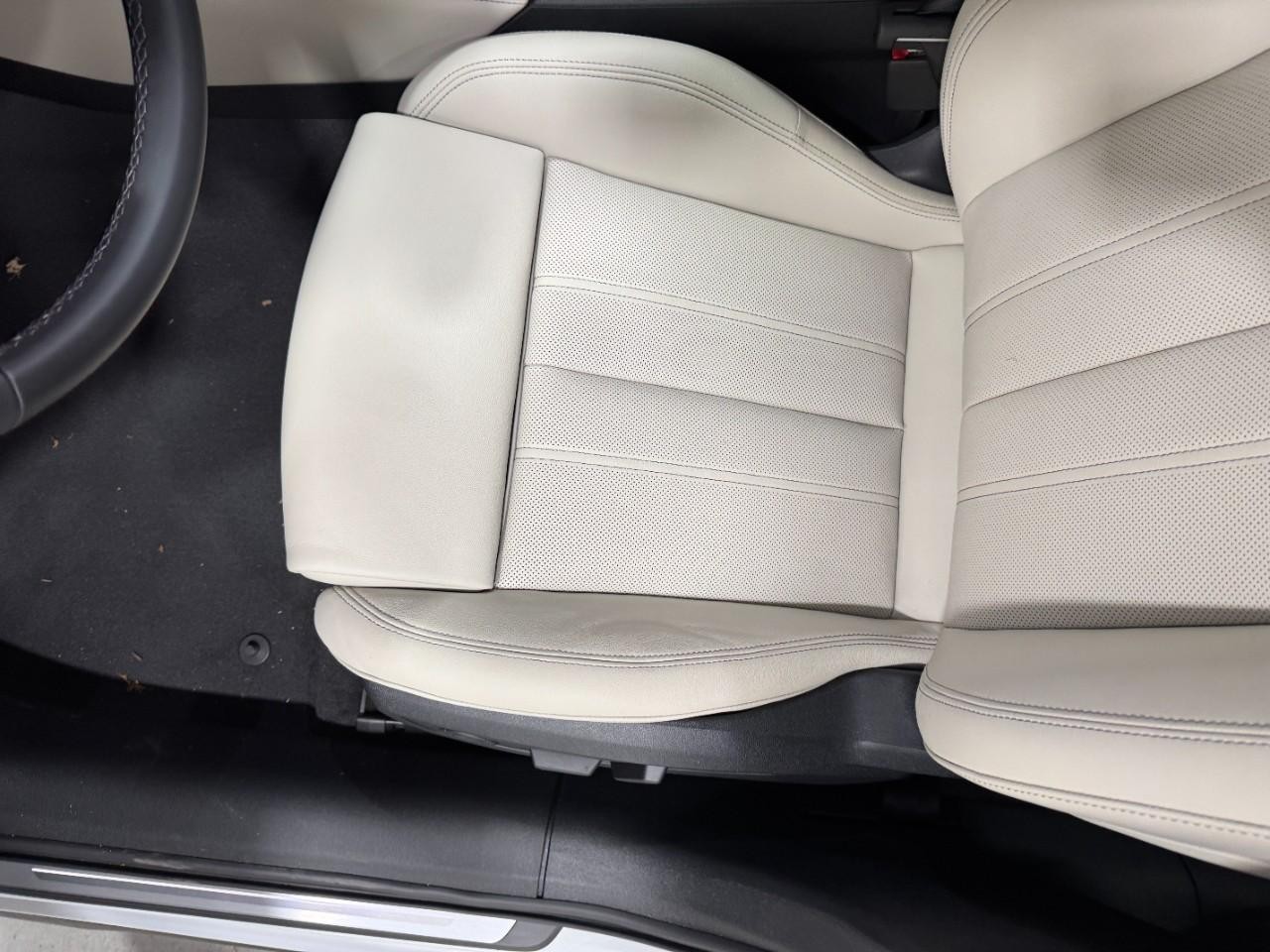 Audi A6 Sedan Vehicle Full-screen Gallery Image 27