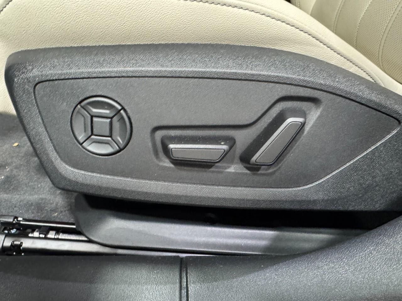 Audi A6 Sedan Vehicle Full-screen Gallery Image 28