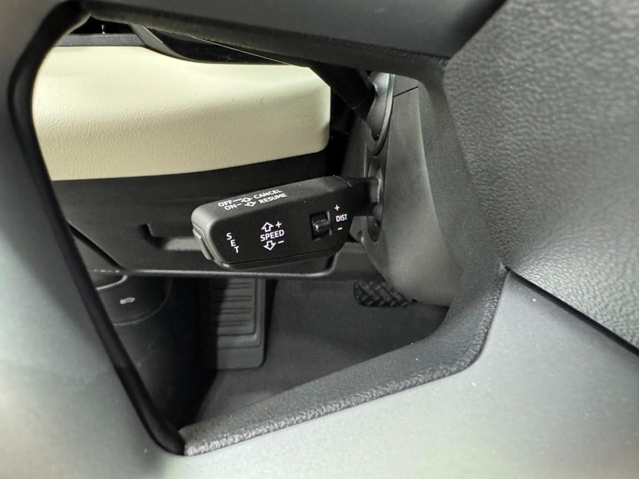 Audi A6 Sedan Vehicle Full-screen Gallery Image 29