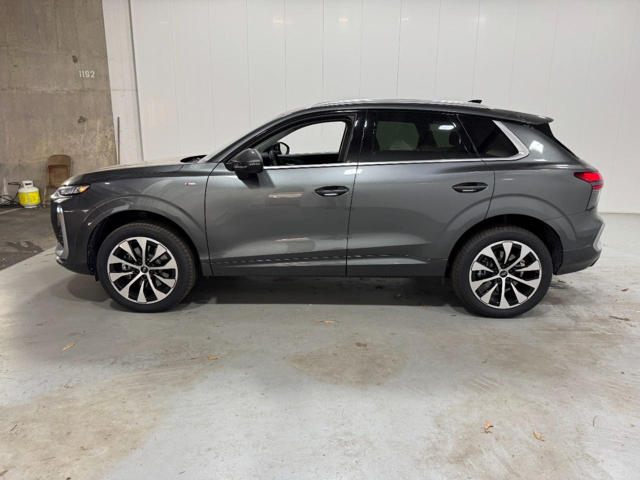 Audi Q3 Vehicle Full-screen Gallery Image 2