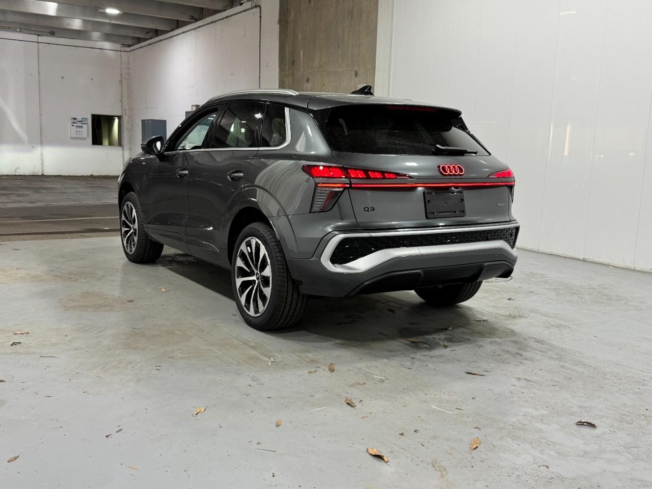 Audi Q3 Vehicle Full-screen Gallery Image 3