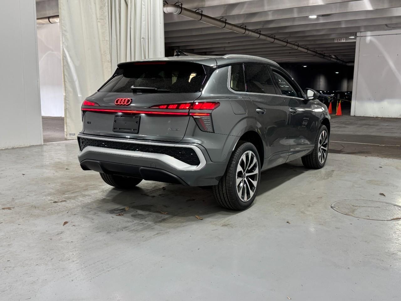 Audi Q3 Vehicle Full-screen Gallery Image 4