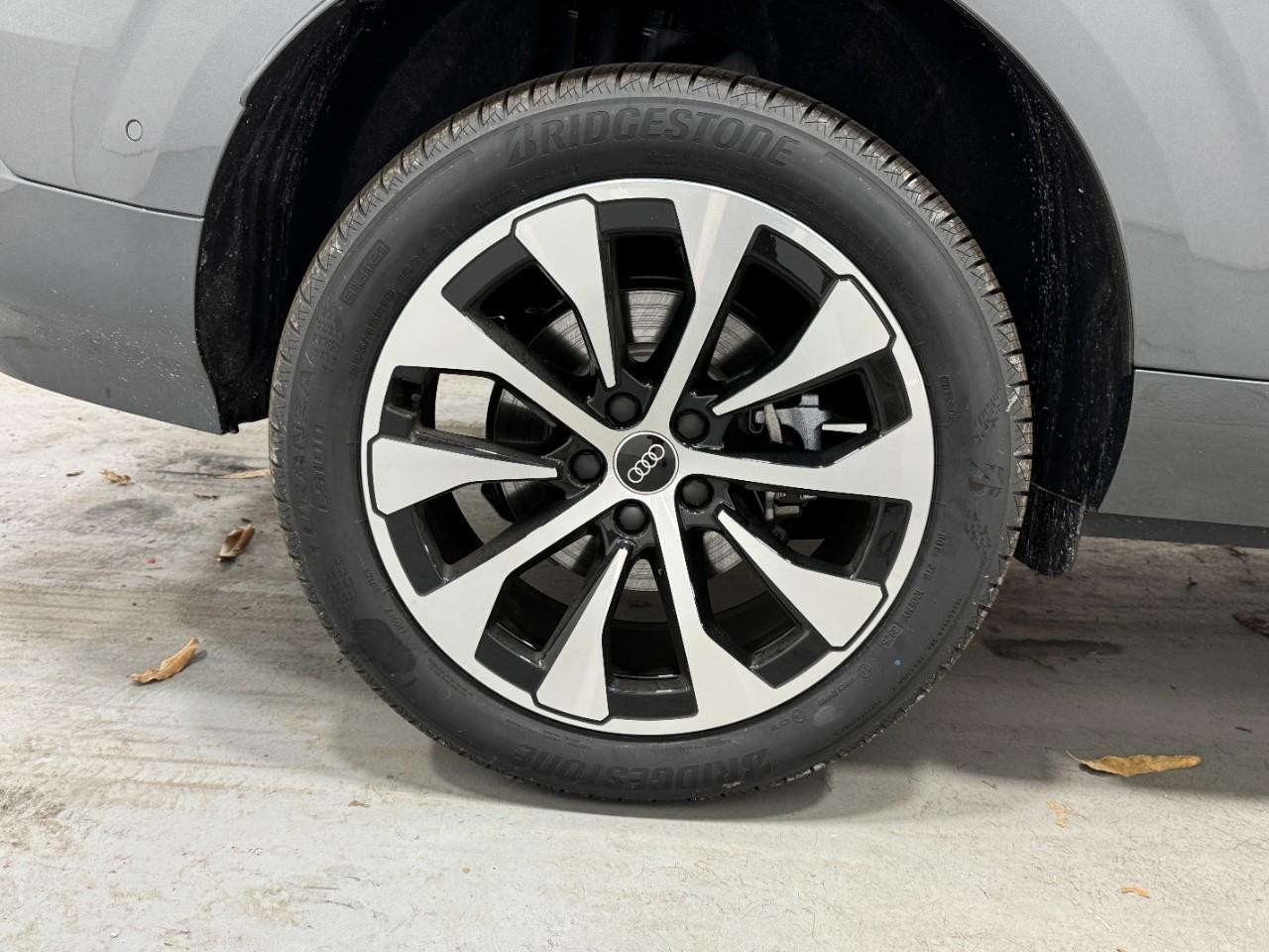 Audi Q3 Vehicle Full-screen Gallery Image 5