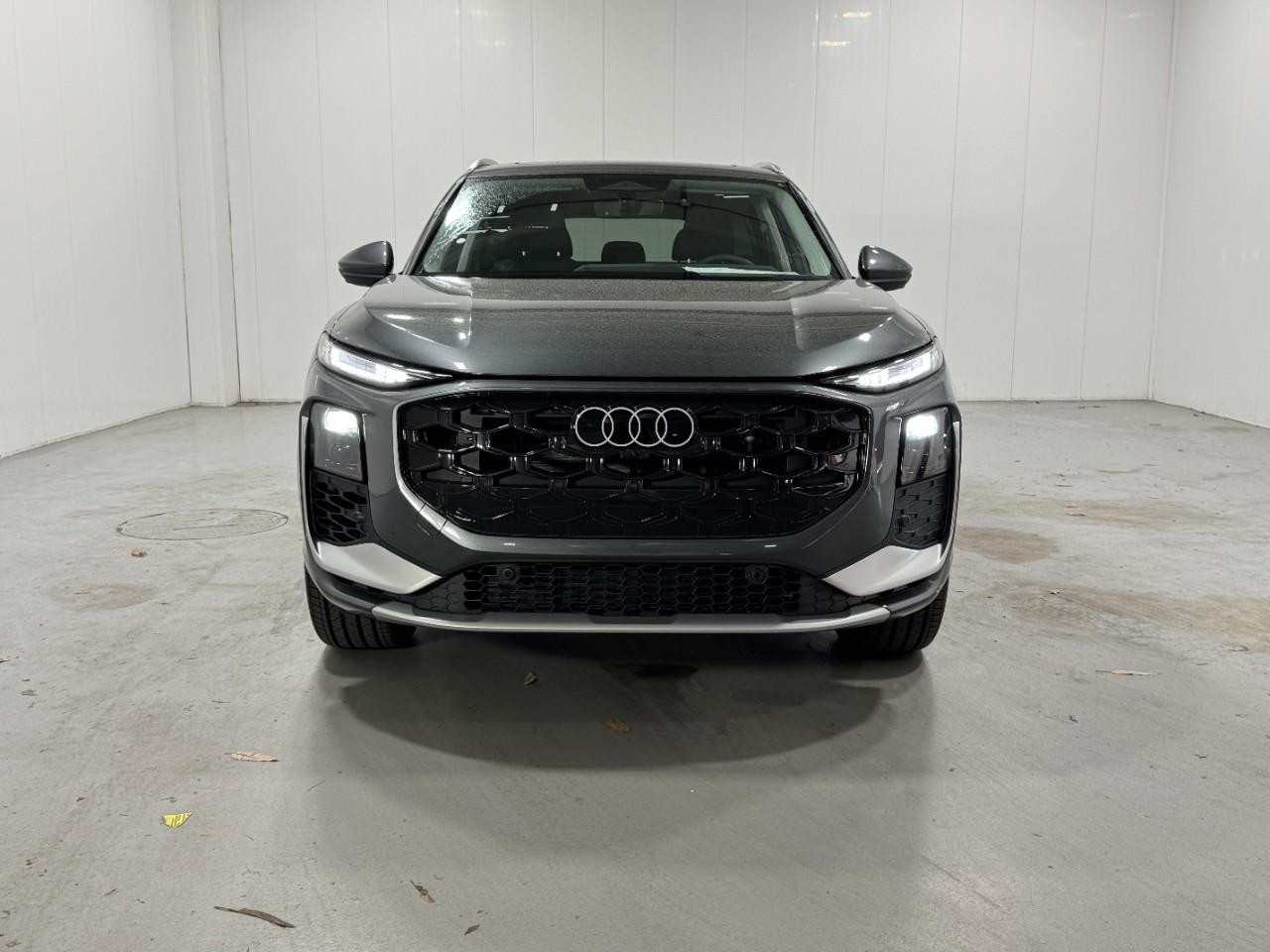 Audi Q3 Vehicle Full-screen Gallery Image 7