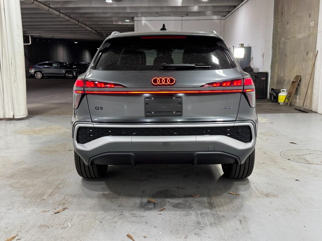 Audi Q3 Vehicle Full-screen Gallery Image 9