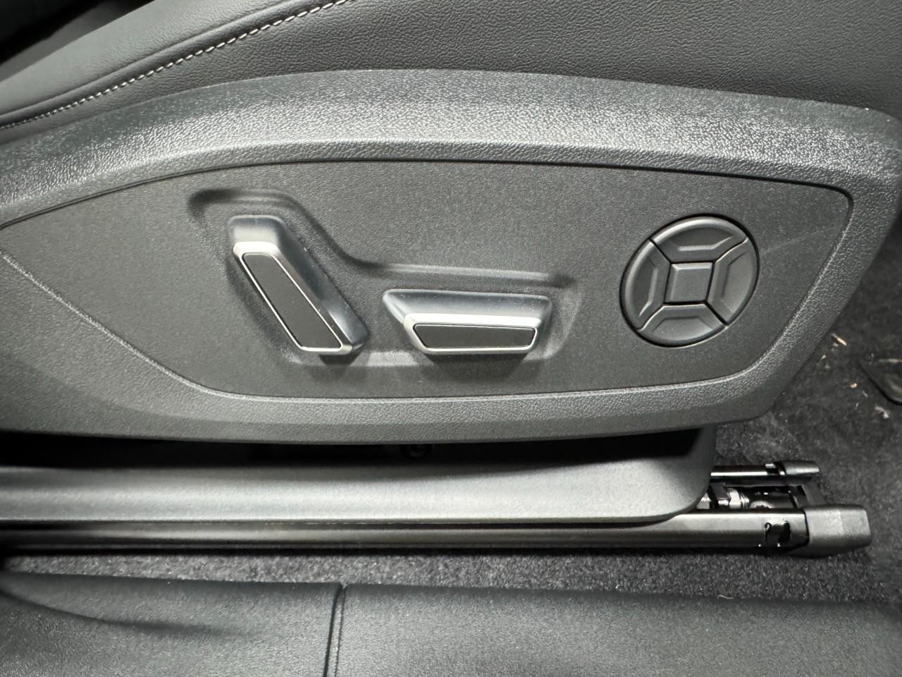 Audi Q3 Vehicle Full-screen Gallery Image 20