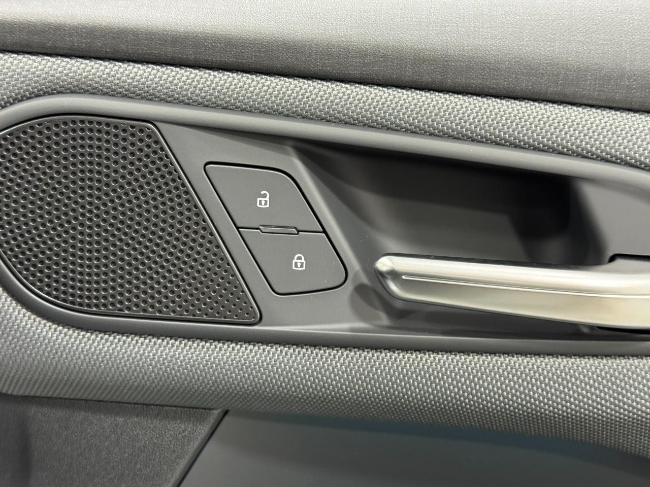 Audi Q3 Vehicle Full-screen Gallery Image 21