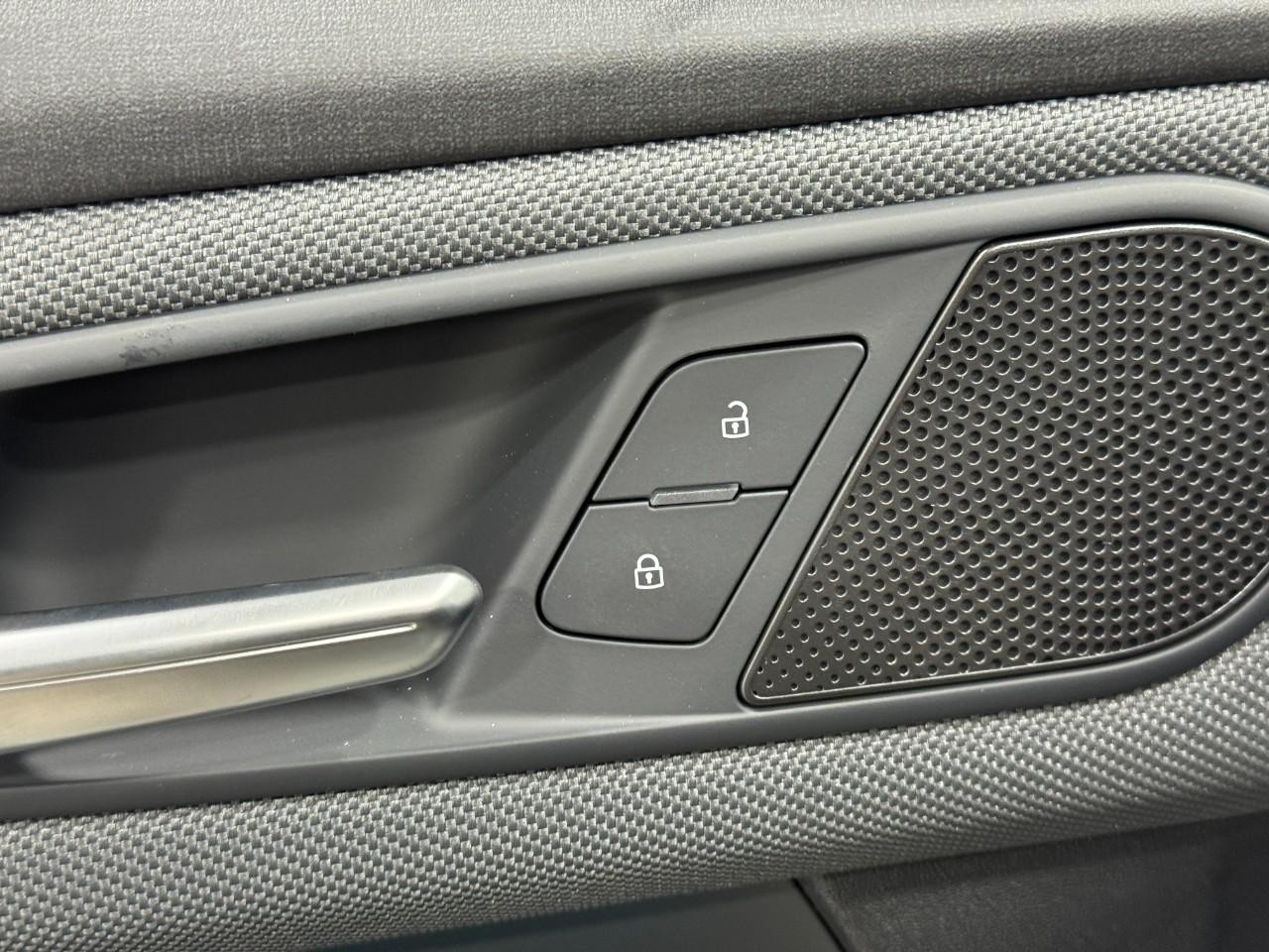 Audi Q3 Vehicle Full-screen Gallery Image 23