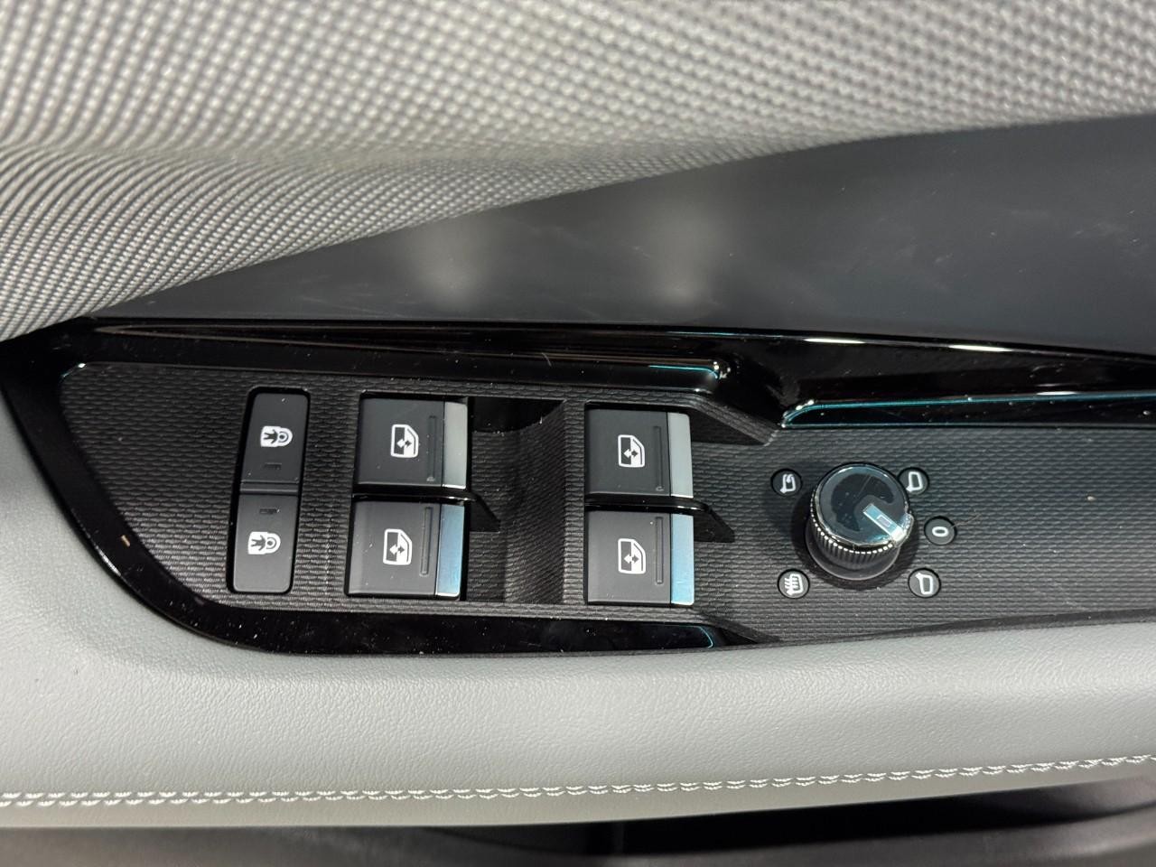 Audi Q3 Vehicle Full-screen Gallery Image 24