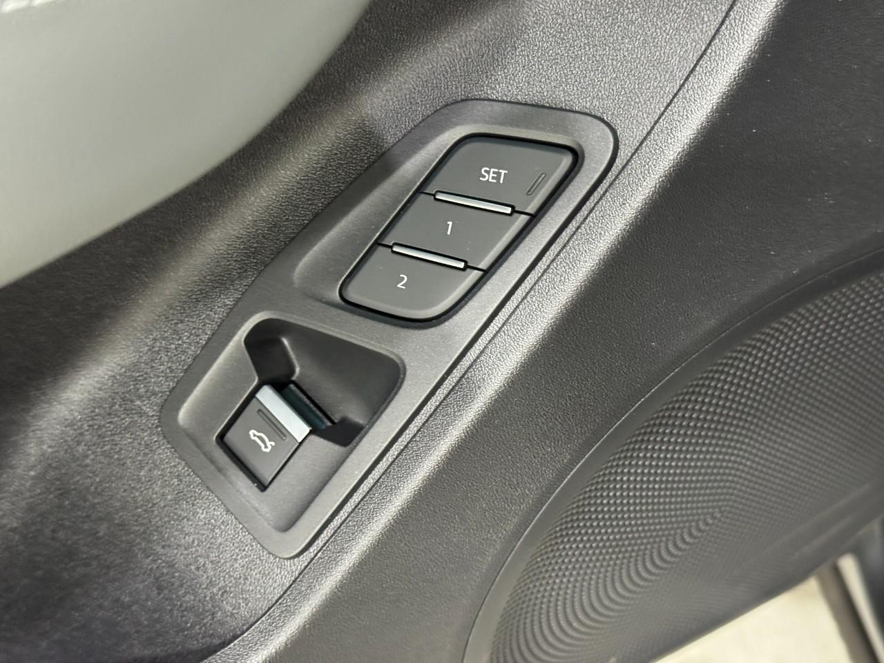 Audi Q3 Vehicle Full-screen Gallery Image 25