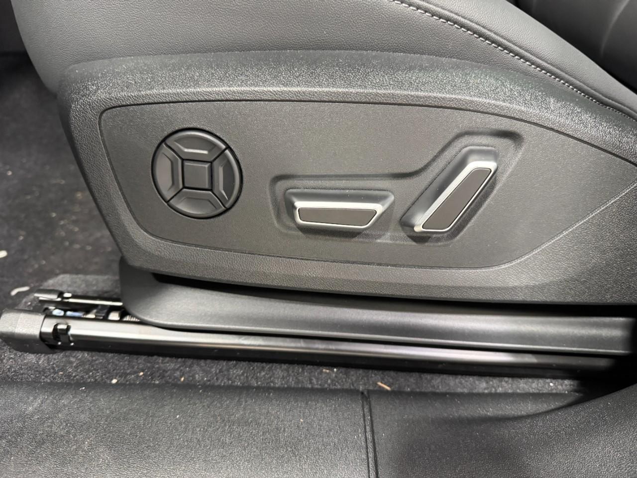 Audi Q3 Vehicle Full-screen Gallery Image 28