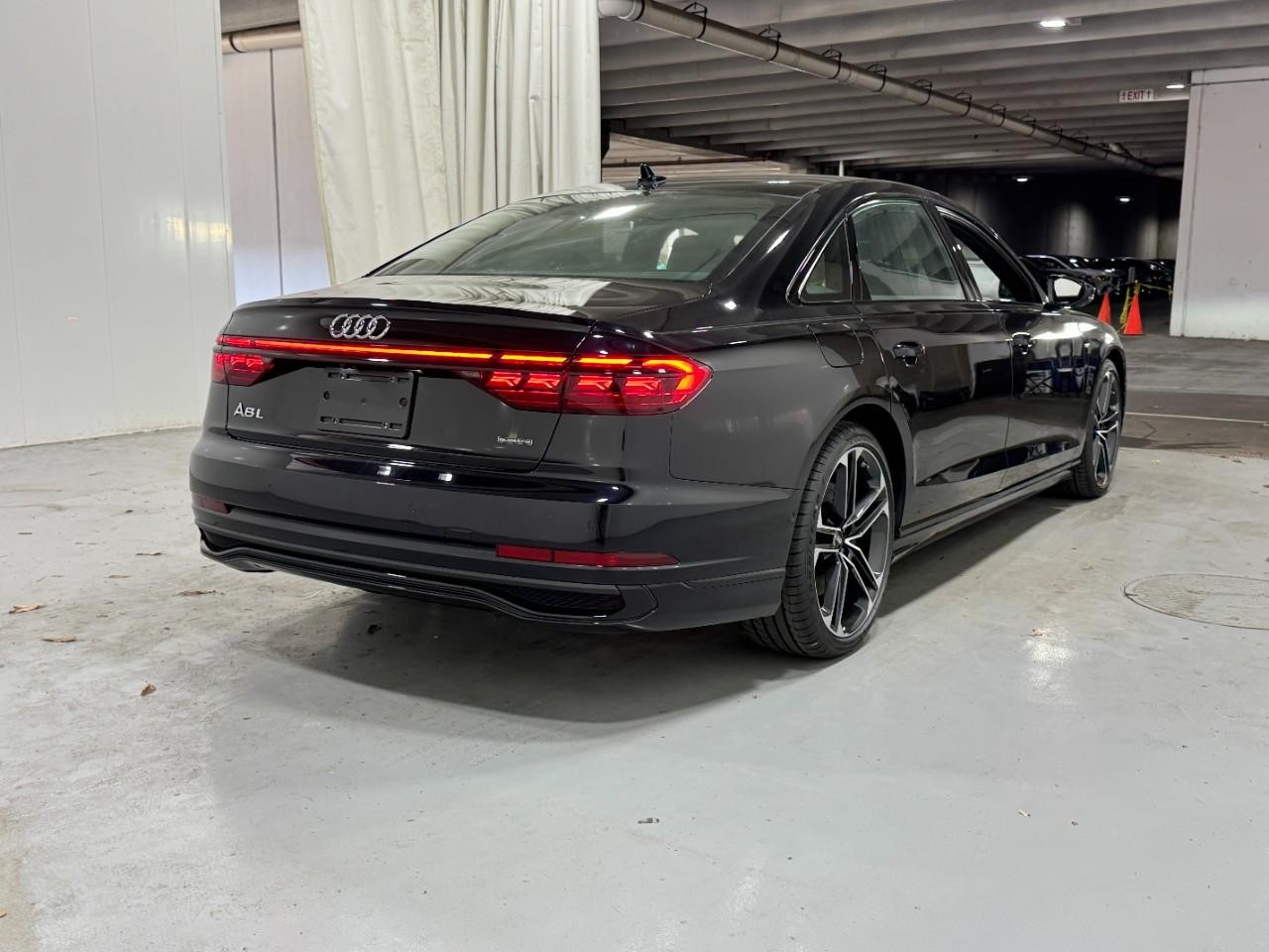 Audi A8 Vehicle Full-screen Gallery Image 4