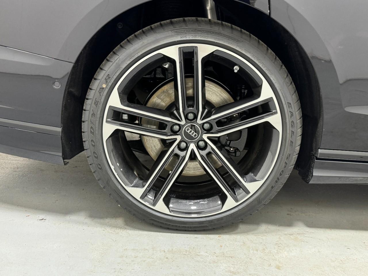 Audi A8 Vehicle Full-screen Gallery Image 5