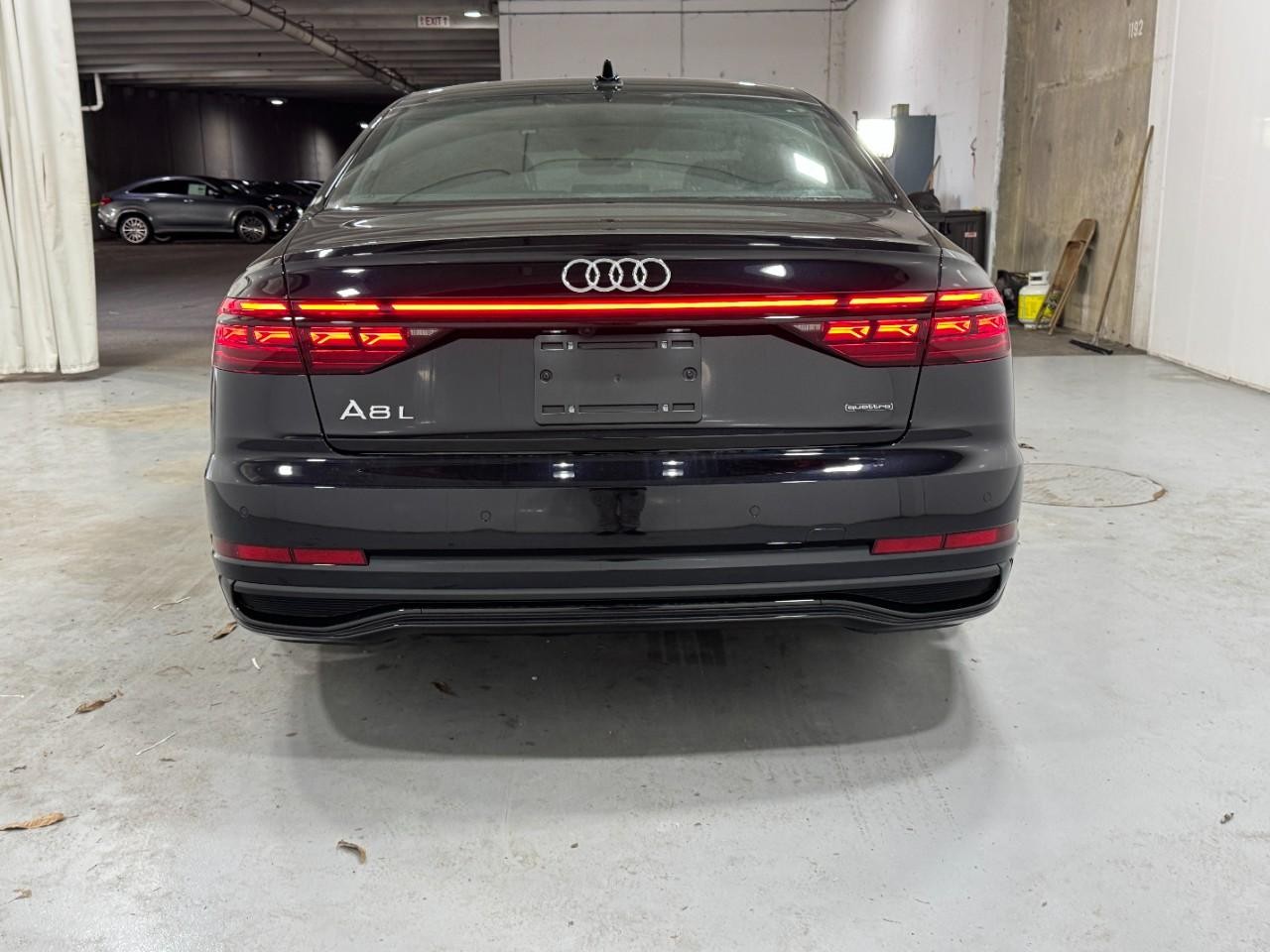 Audi A8 Vehicle Full-screen Gallery Image 9