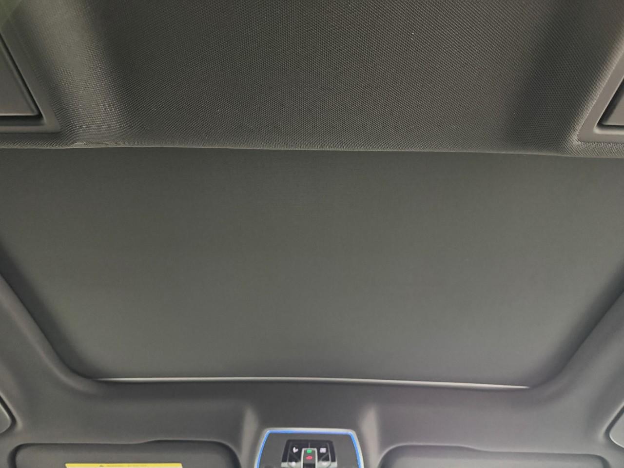 Audi A8 Vehicle Full-screen Gallery Image 11