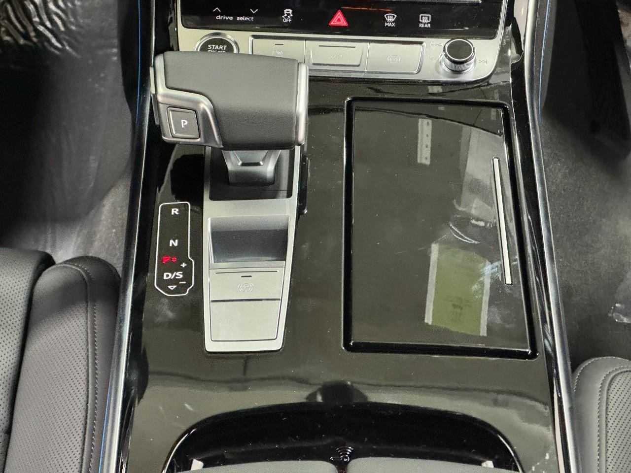 Audi A8 Vehicle Full-screen Gallery Image 16