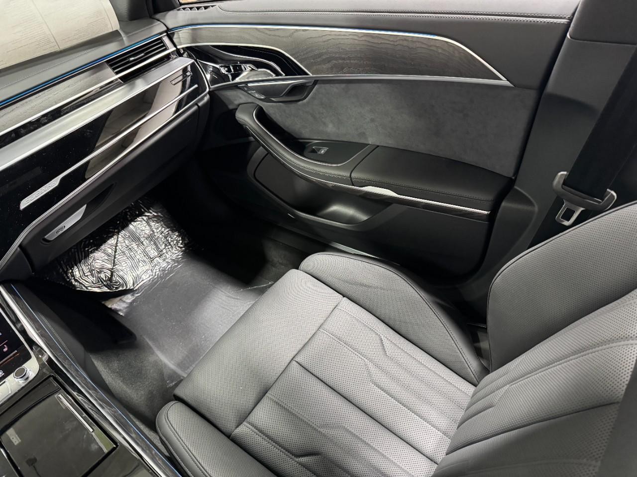 Audi A8 Vehicle Full-screen Gallery Image 17