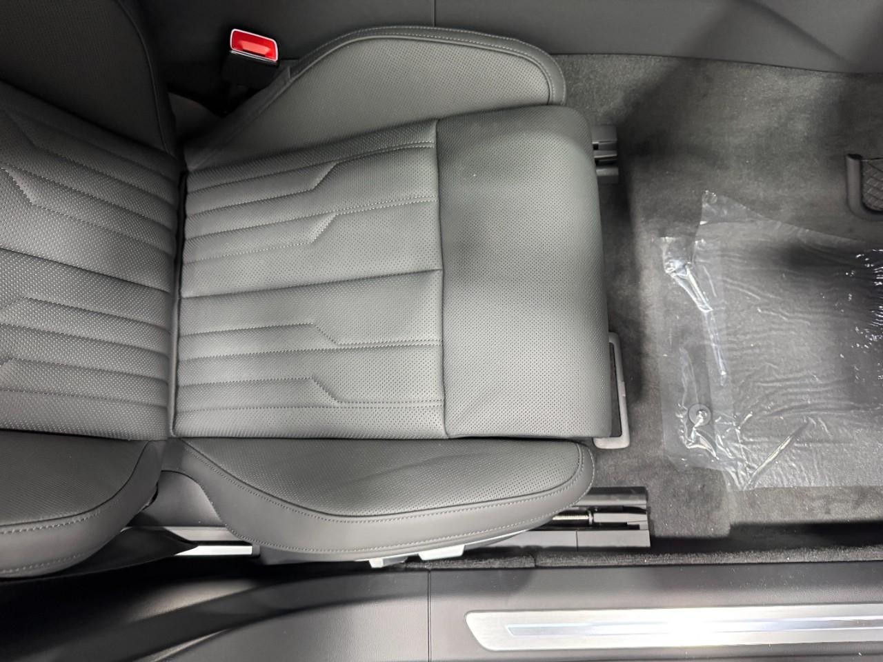 Audi A8 Vehicle Full-screen Gallery Image 19