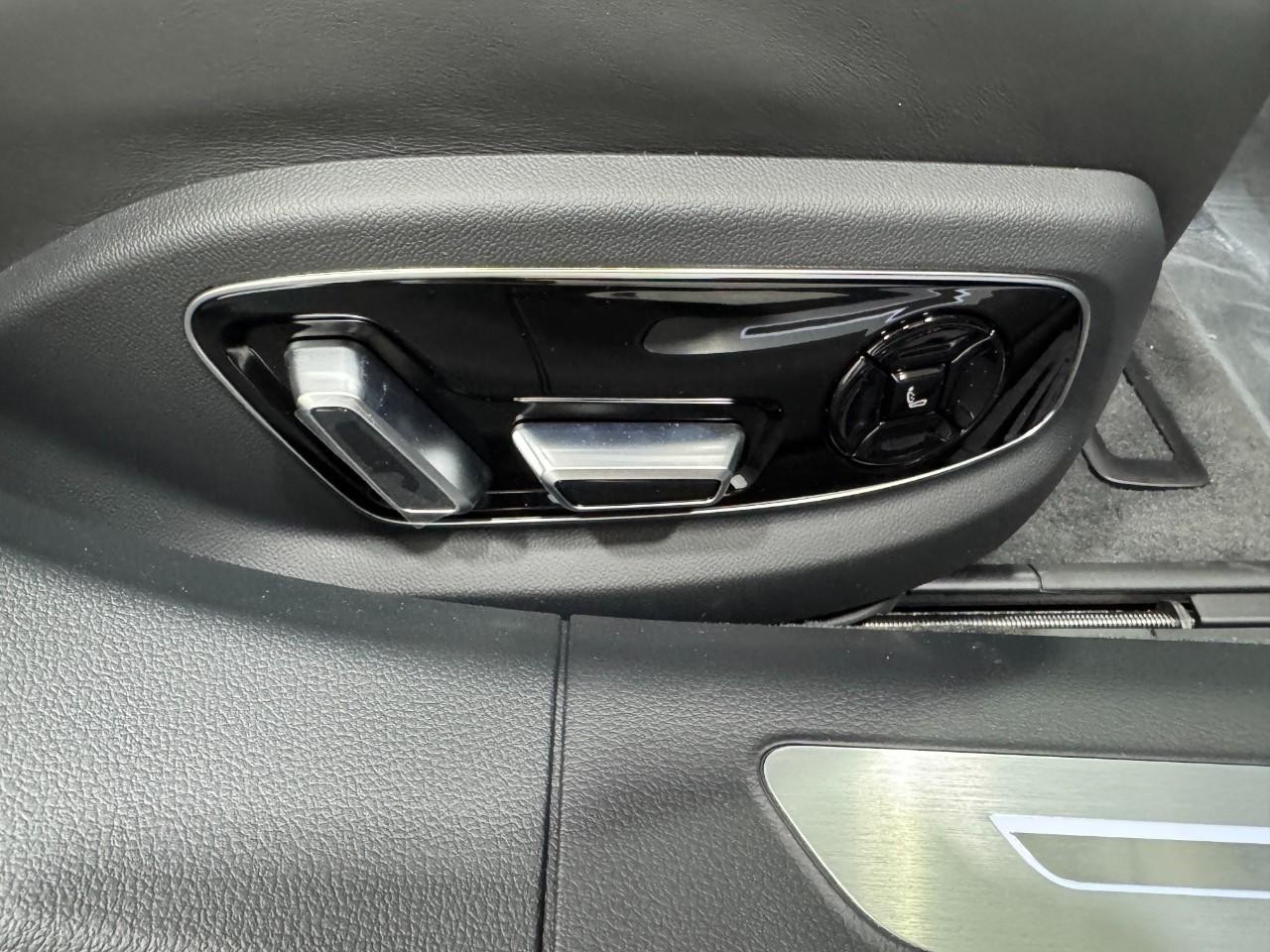 Audi A8 Vehicle Full-screen Gallery Image 20