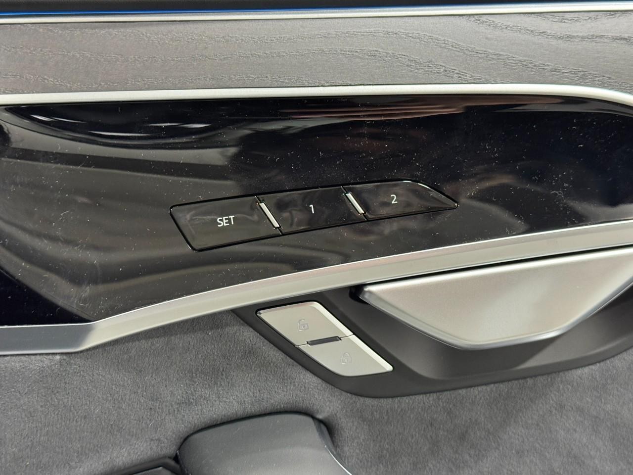 Audi A8 Vehicle Full-screen Gallery Image 21