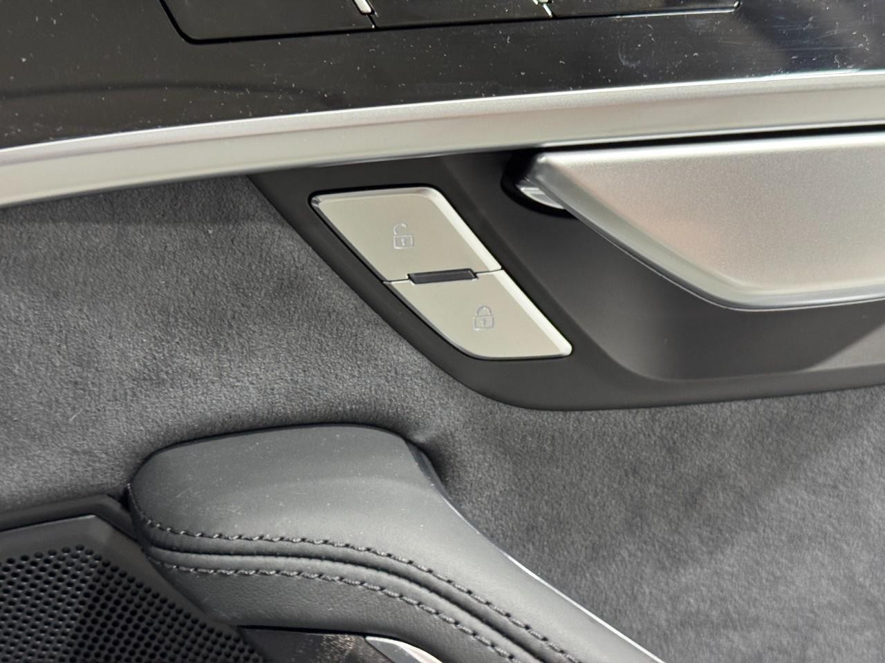 Audi A8 Vehicle Full-screen Gallery Image 22