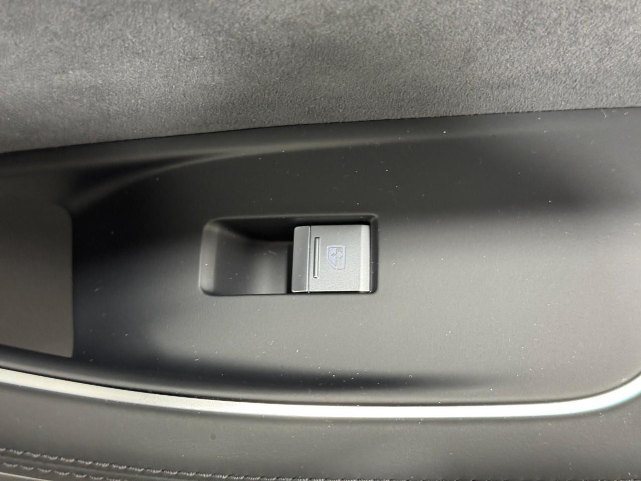 Audi A8 Vehicle Full-screen Gallery Image 23