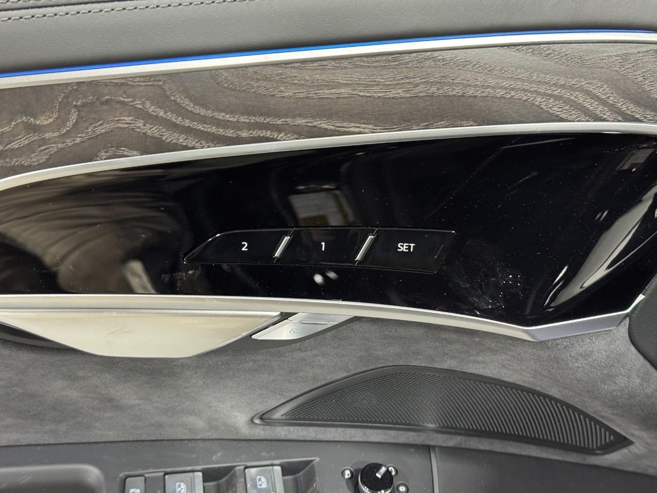 Audi A8 Vehicle Full-screen Gallery Image 24