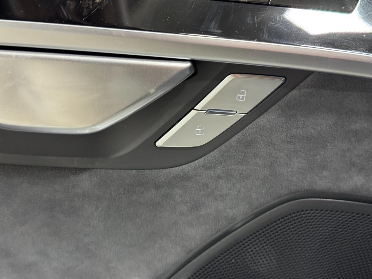 Audi A8 Vehicle Full-screen Gallery Image 25