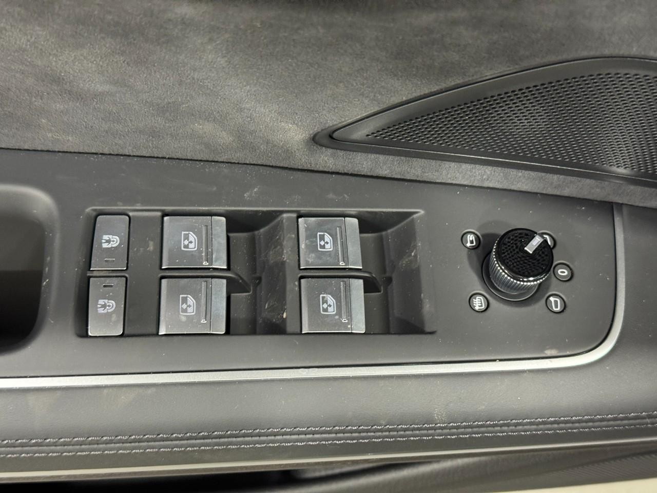 Audi A8 Vehicle Full-screen Gallery Image 26