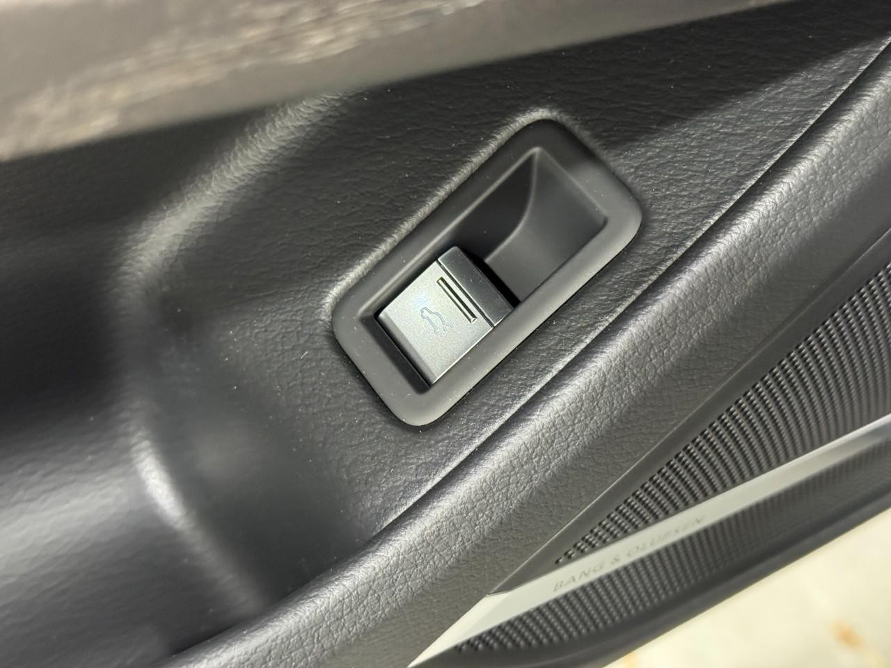 Audi A8 Vehicle Full-screen Gallery Image 27