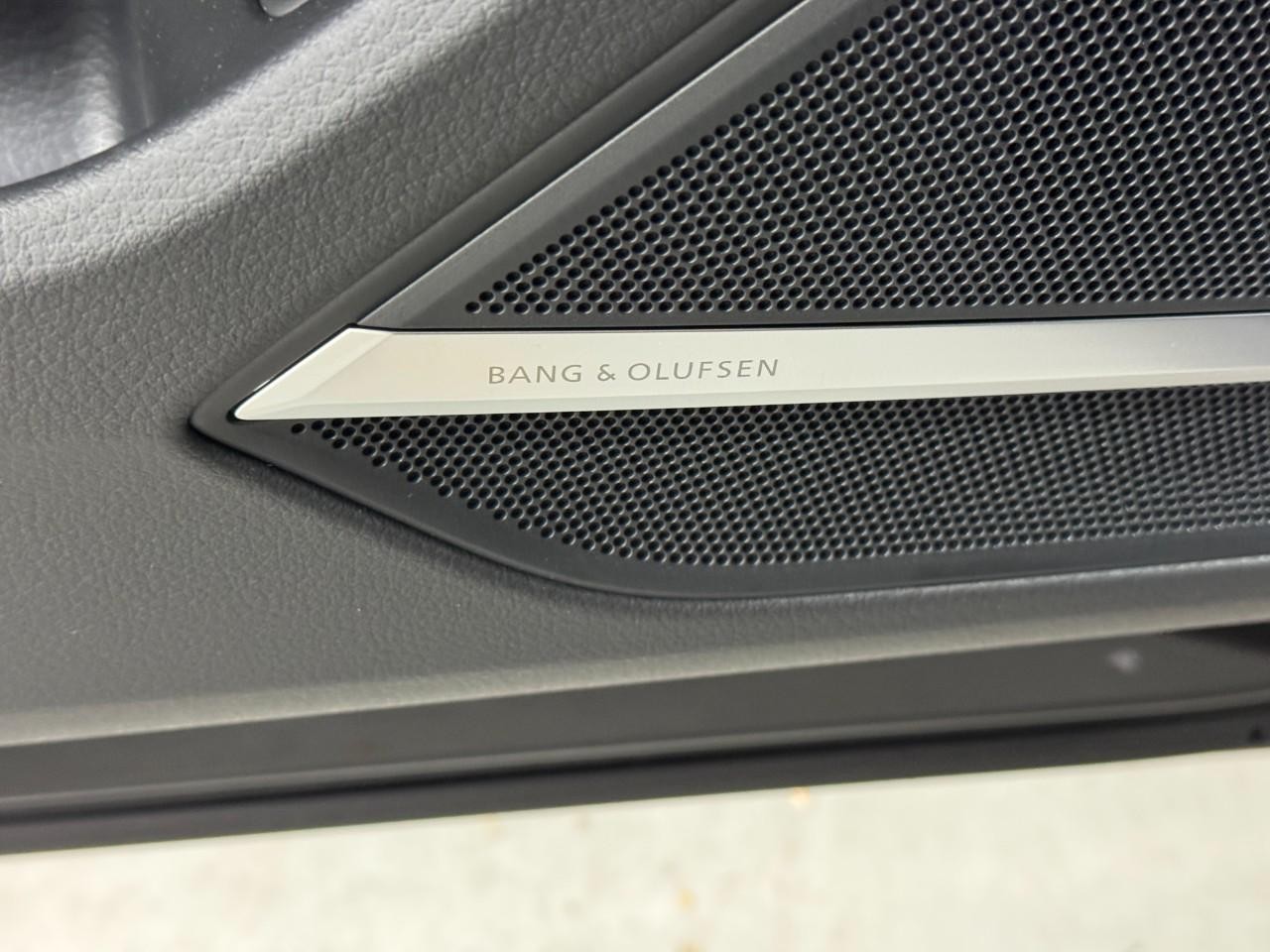 Audi A8 Vehicle Full-screen Gallery Image 28