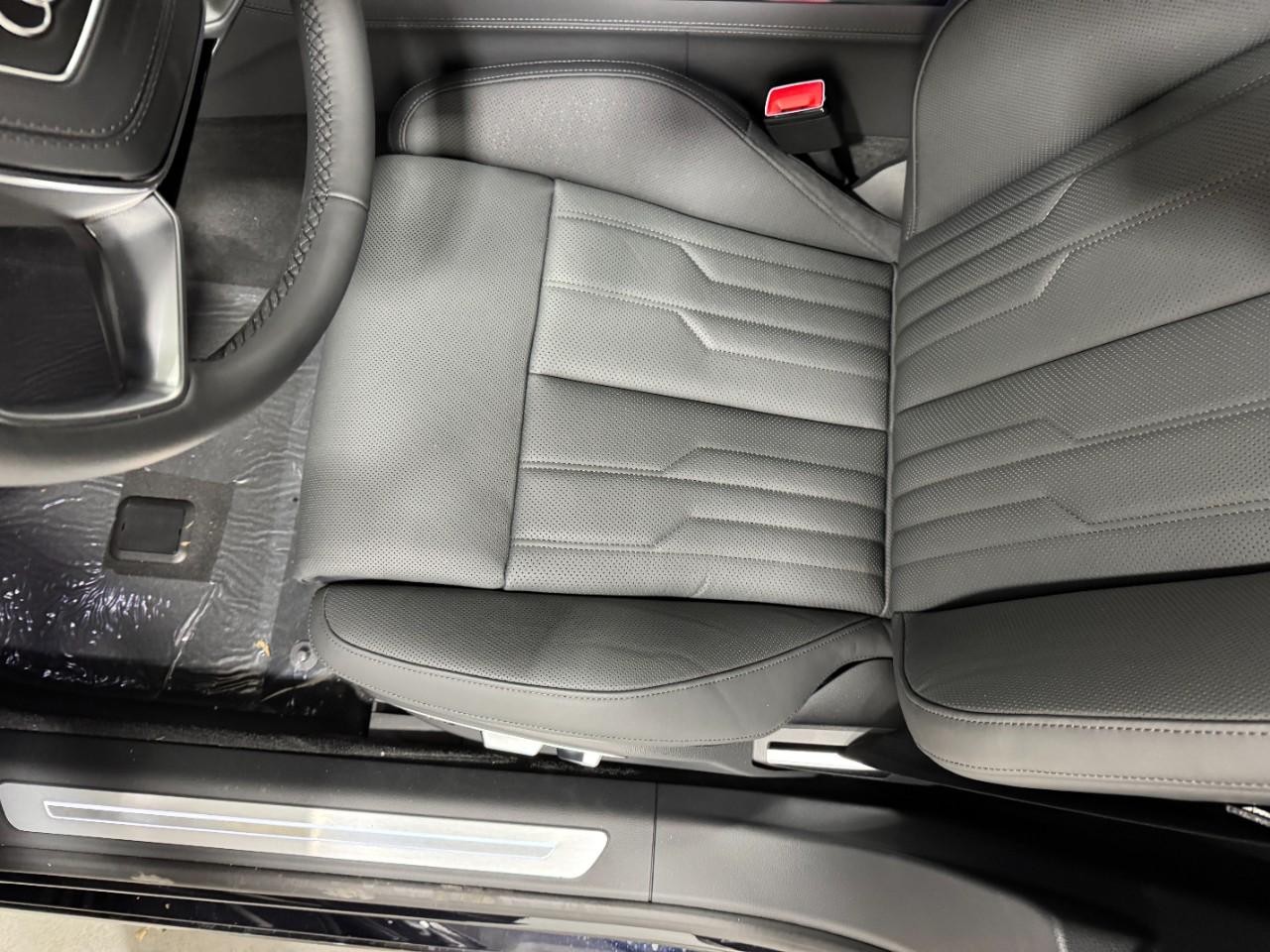 Audi A8 Vehicle Full-screen Gallery Image 30