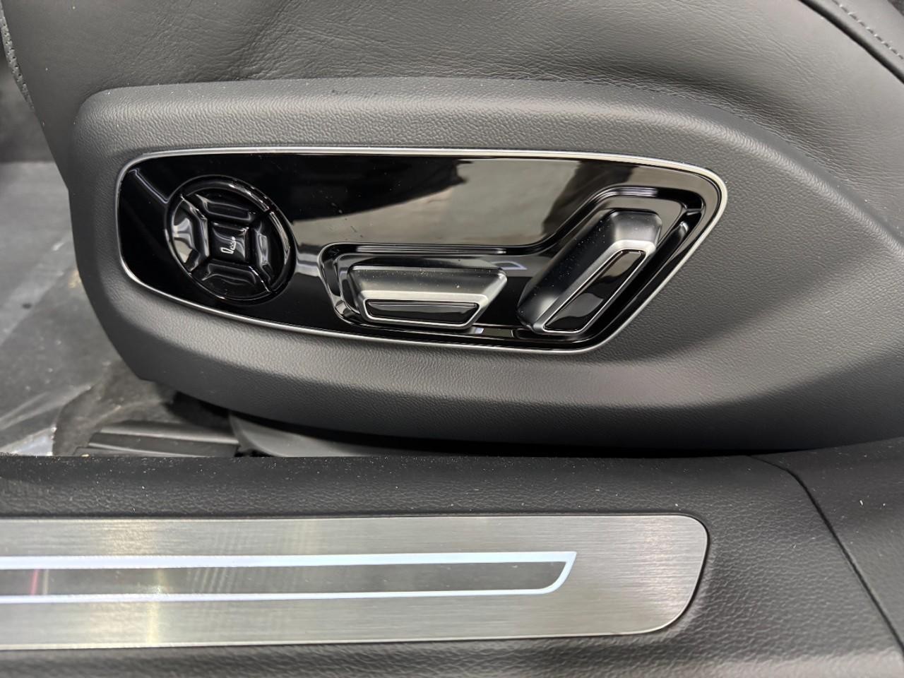 Audi A8 Vehicle Full-screen Gallery Image 31