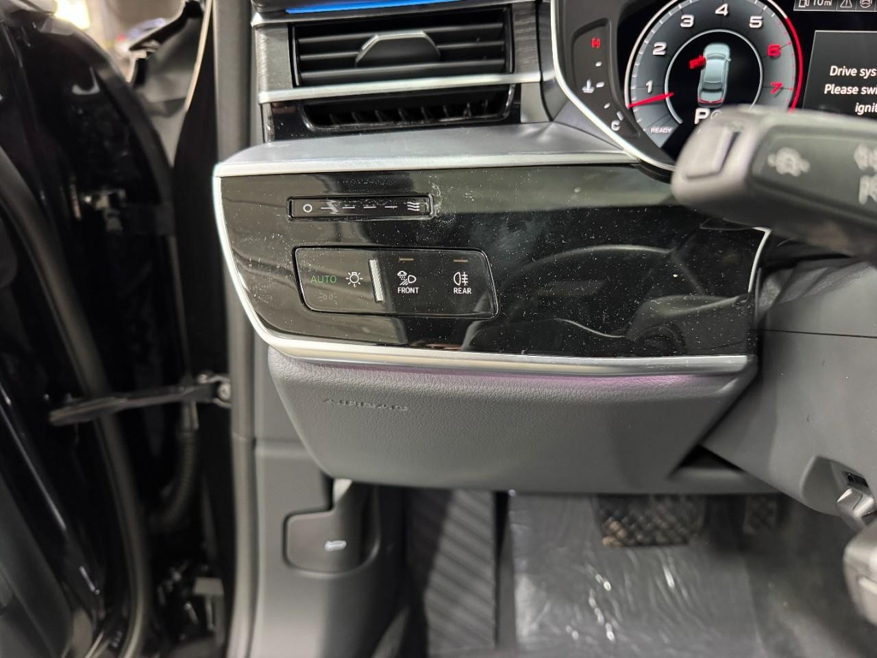 Audi A8 Vehicle Full-screen Gallery Image 32