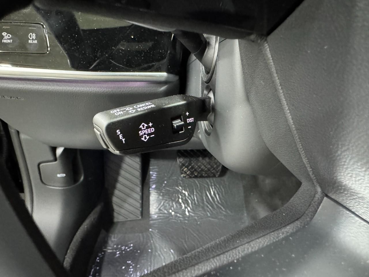 Audi A8 Vehicle Full-screen Gallery Image 33