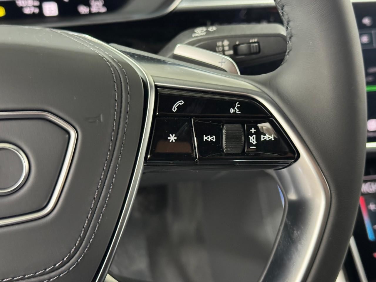 Audi A8 Vehicle Full-screen Gallery Image 35