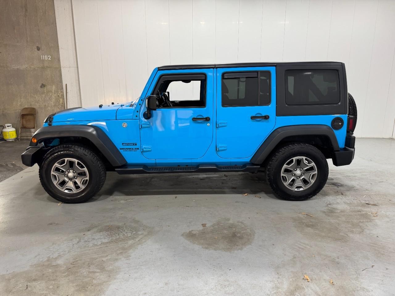 Jeep Wrangler Unlimited Vehicle Full-screen Gallery Image 2