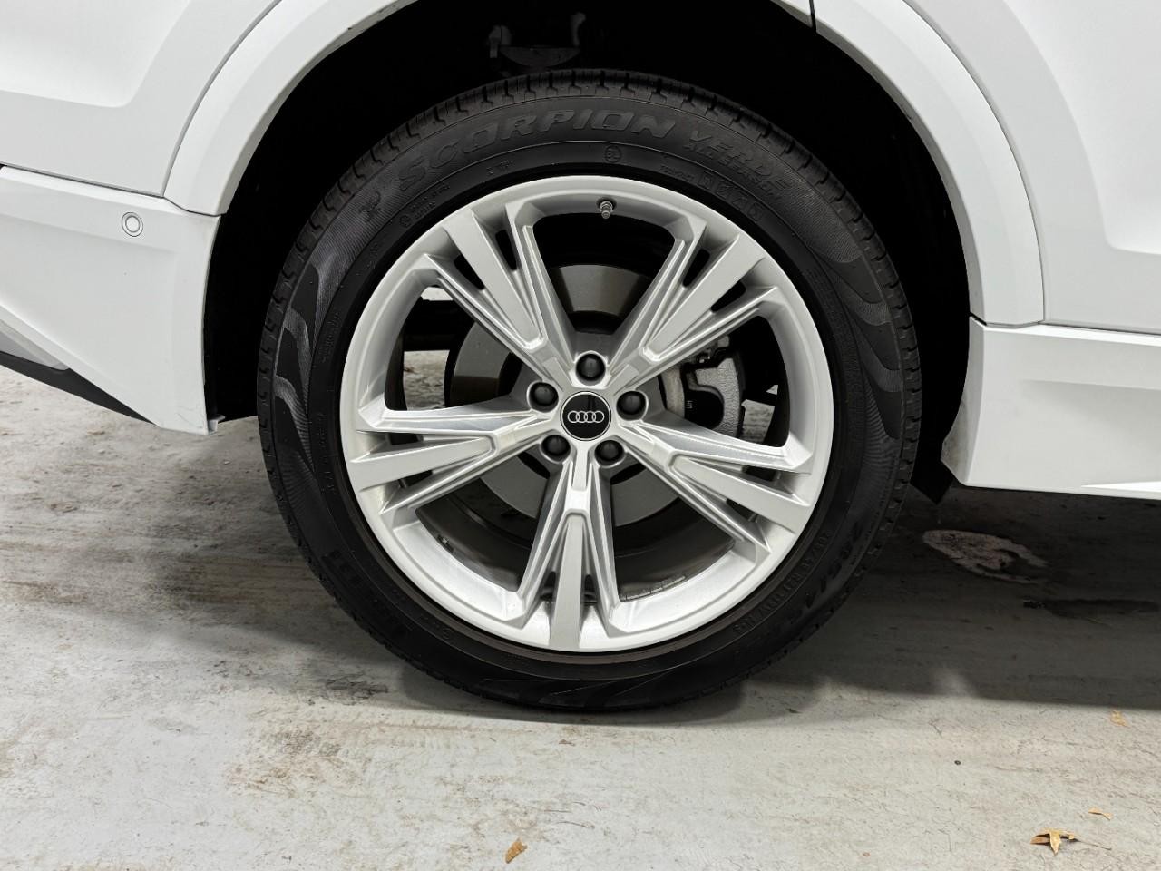 Audi Q8 Vehicle Full-screen Gallery Image 05