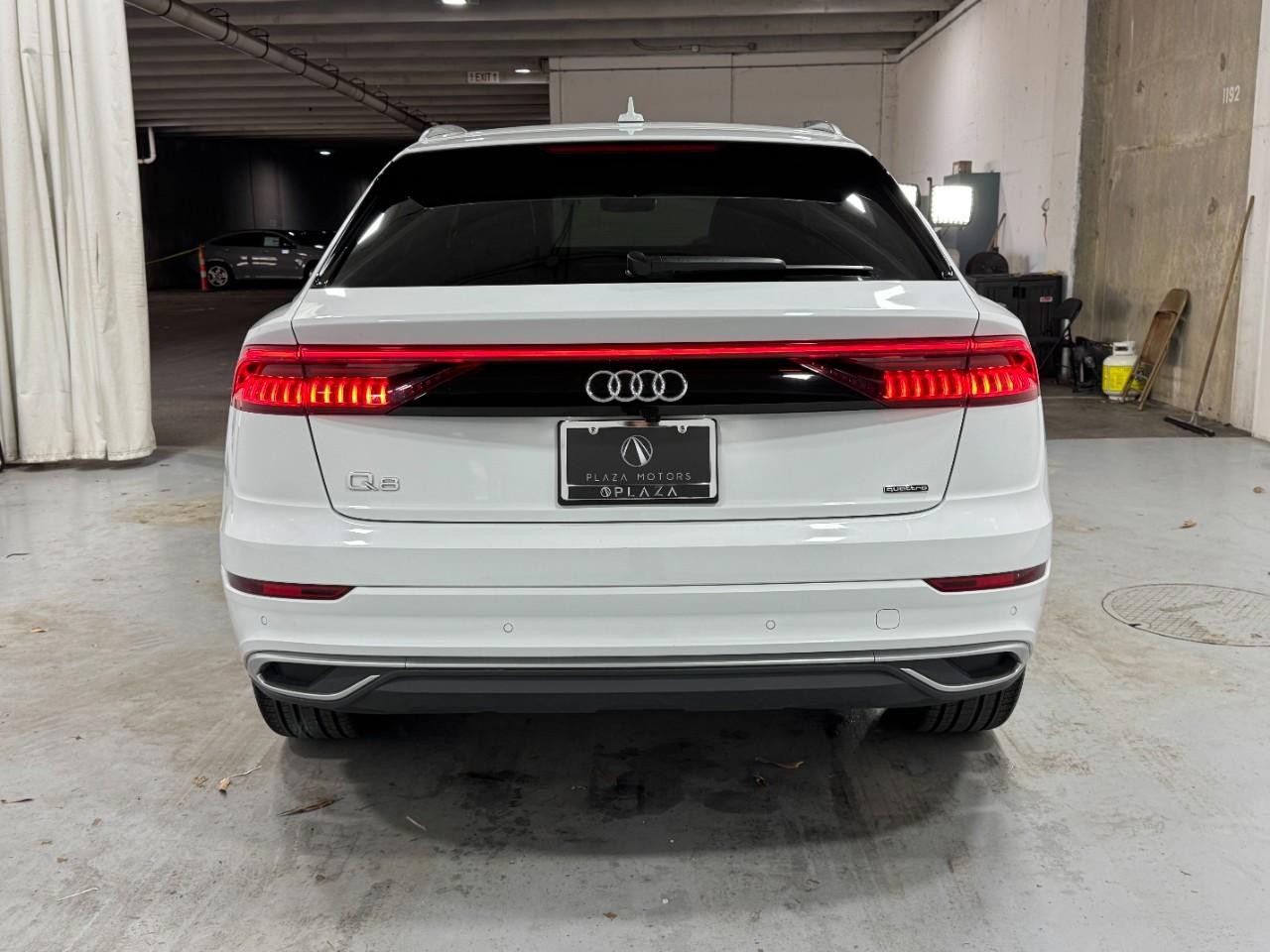 Audi Q8 Vehicle Full-screen Gallery Image 09