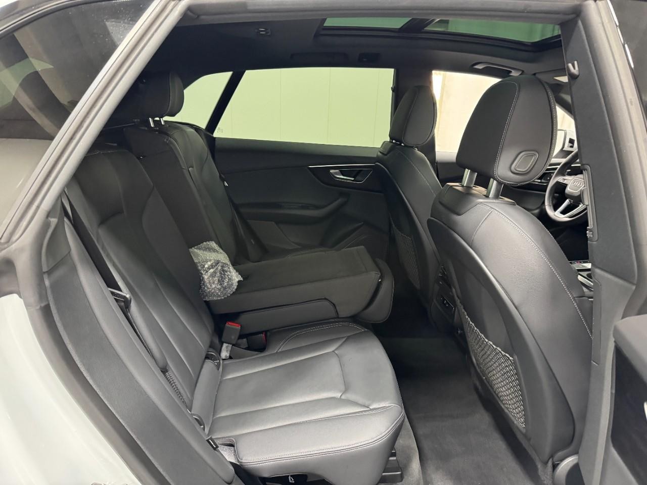 Audi Q8 Vehicle Full-screen Gallery Image 10