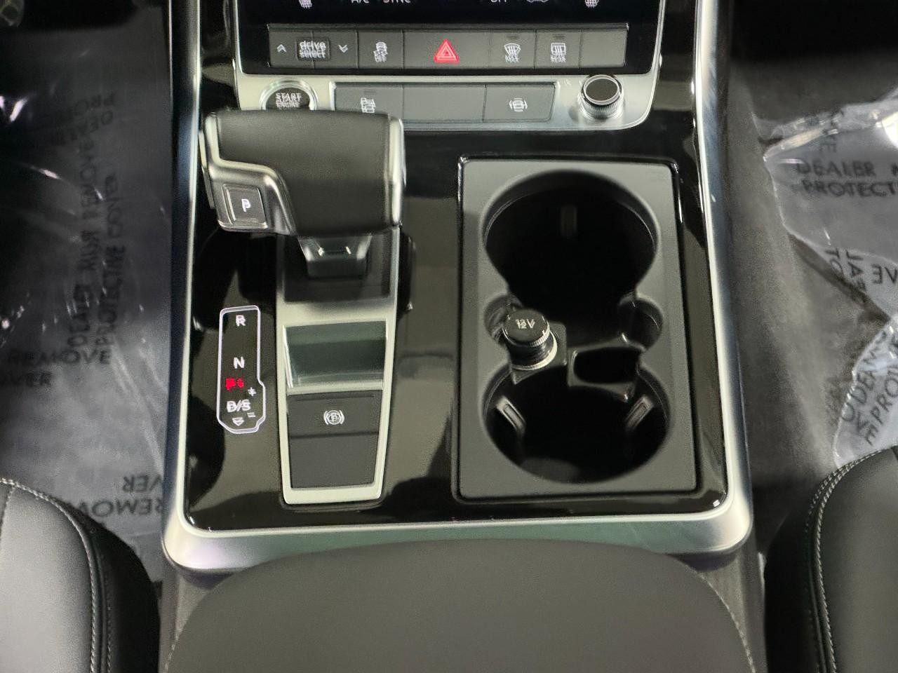 Audi Q8 Vehicle Full-screen Gallery Image 17