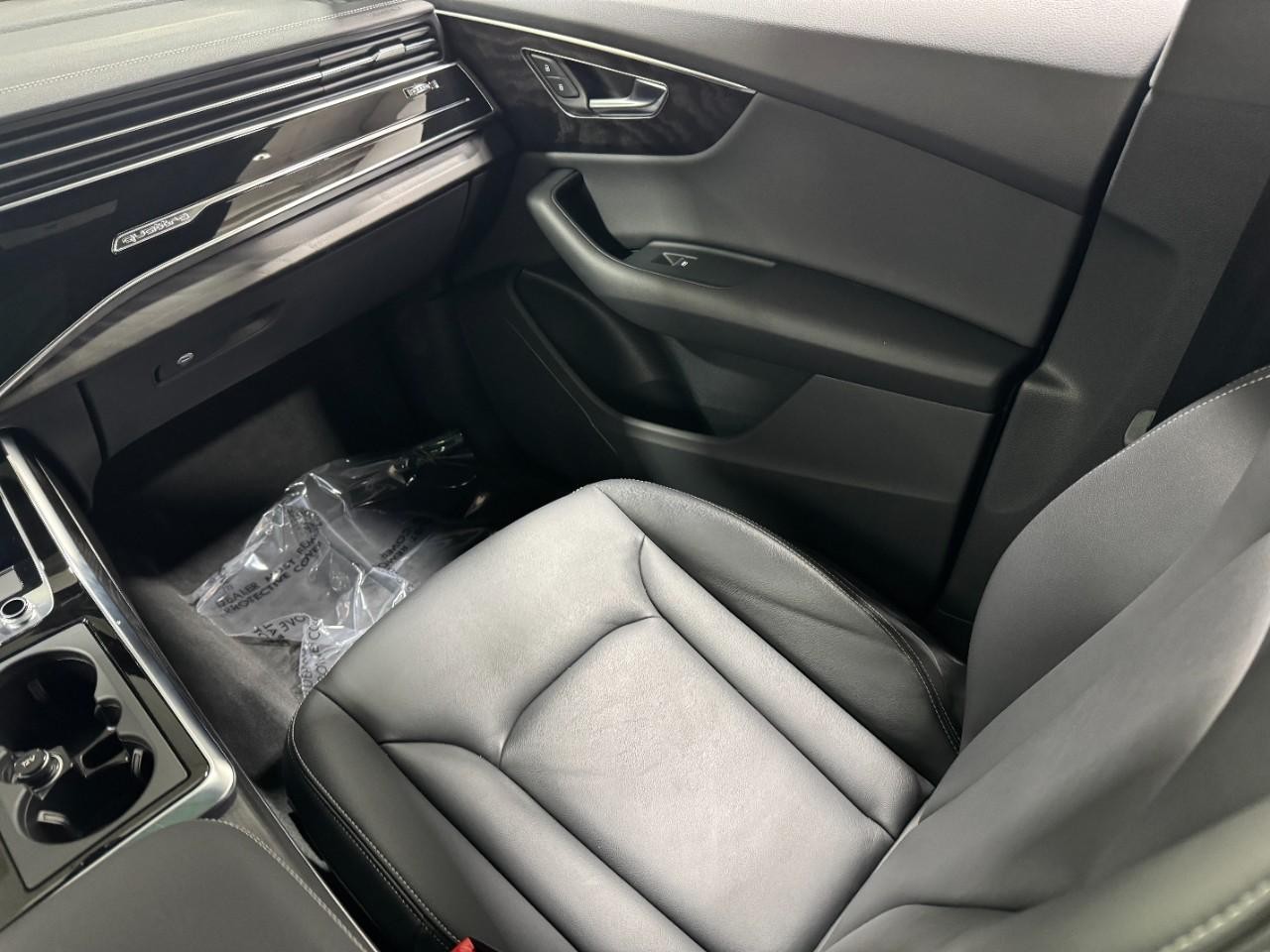 Audi Q8 Vehicle Full-screen Gallery Image 18