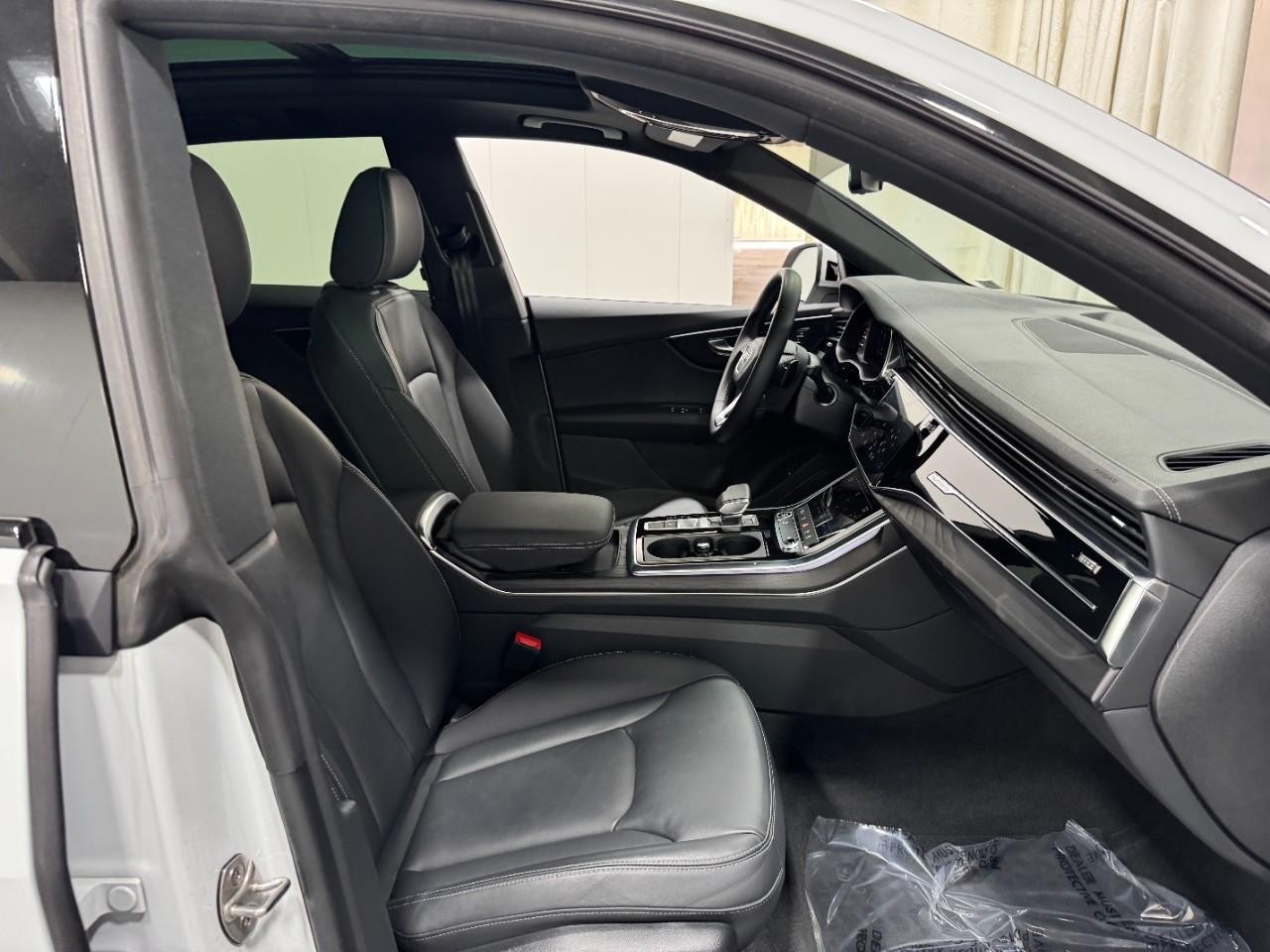 Audi Q8 Vehicle Full-screen Gallery Image 19