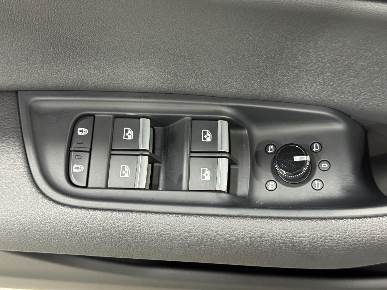 Audi Q8 Vehicle Full-screen Gallery Image 25